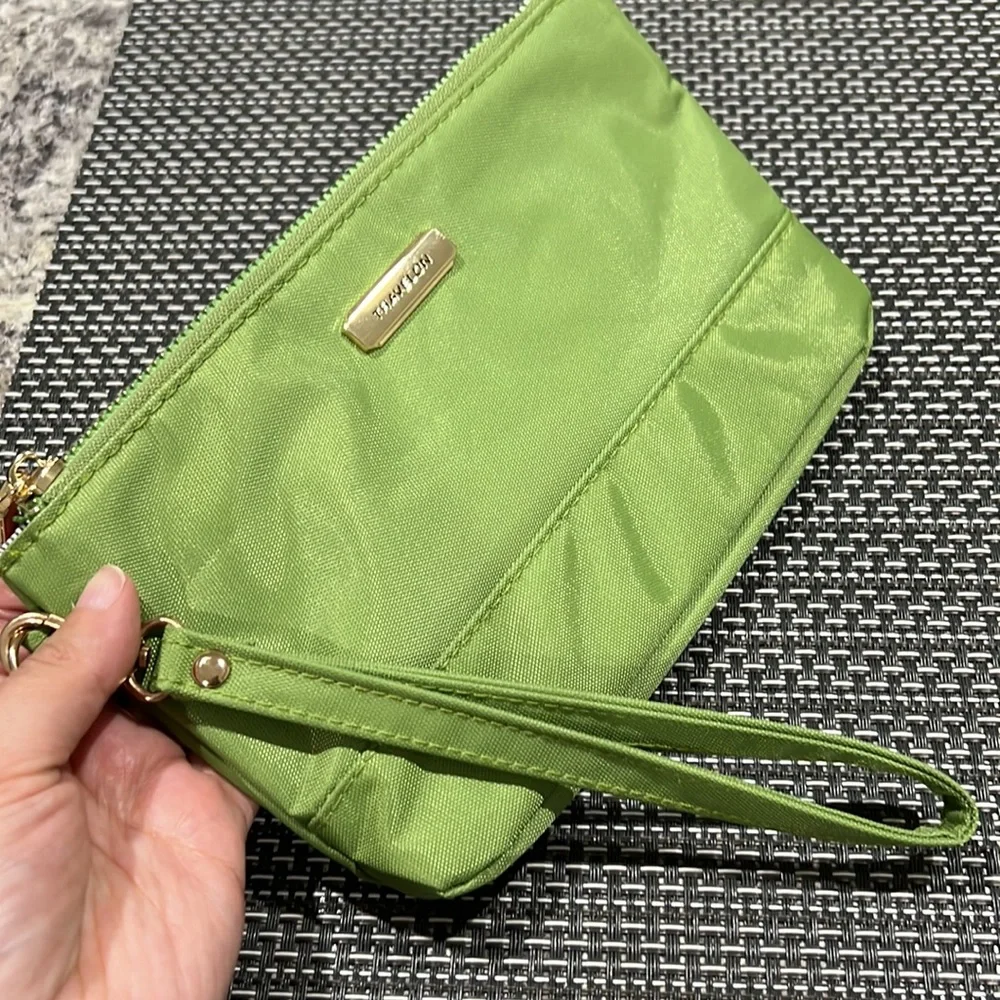 Travelon Women’s Green Wristlet Purse Cushioned Bag Clutch with Wrist Strap NWOT